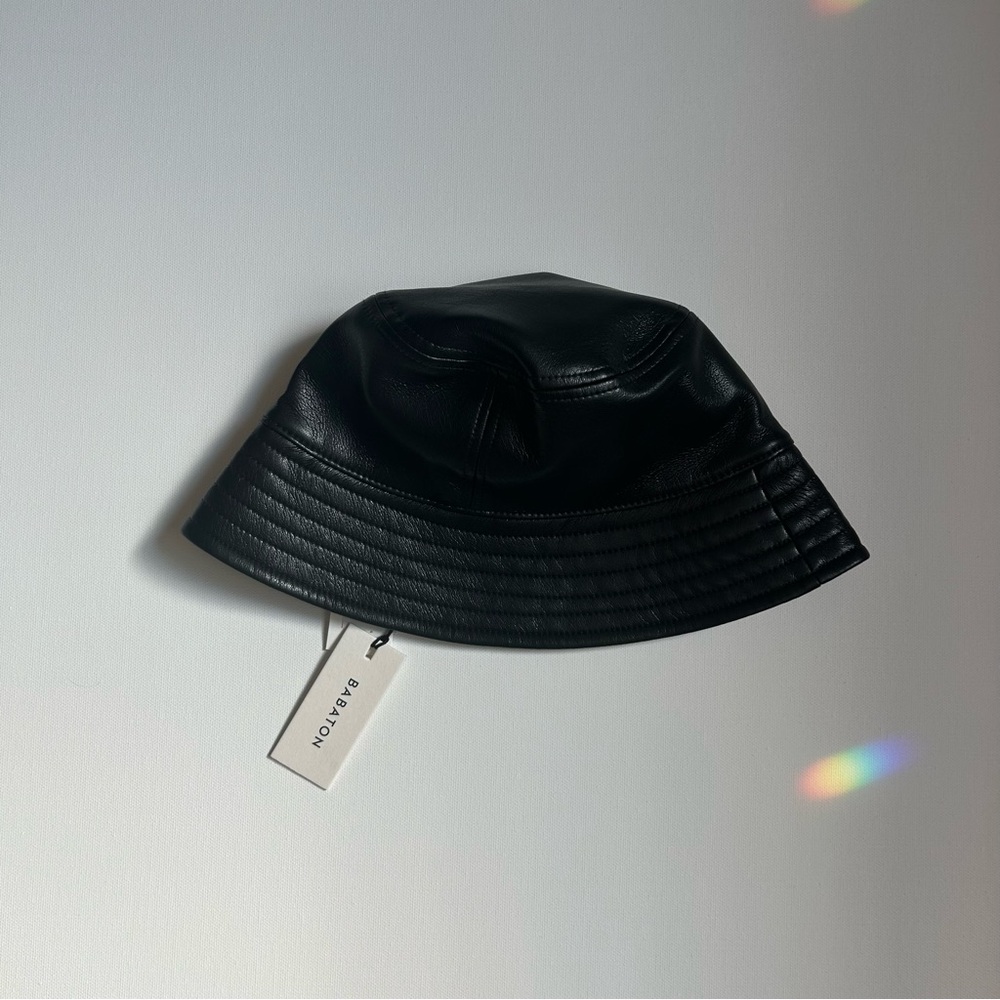 Aritzia Babaton black bucket hat